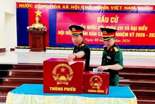 토쩌우 특별구에 주둔 중인 장병들이 사전 투표에 참여하고 있다.