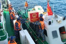 투표함과 선거 물품이 수백 해리를 넘는 항해 끝에 안전하게 운송되어 섬의 선거팀에 전달되고 있다.