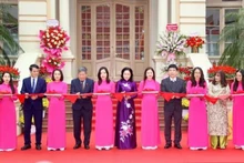 제14차 전국당대회의 성공과 당, 봄을 기념하는 전시회 개막식에 참석한 대표들. (사진: VNA)