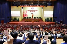 베트남 공산당 제14차 전국대회 대의원들이 결의안 채택을 위한 투표를 하는 모습. (사진: VNA)