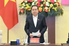 쩐탄먼 국회의장이 1일 2025~2030년 임기 국회 당위원회 제2차 회의를 주재하고 있다. (사진: daibieunhandan.vn)