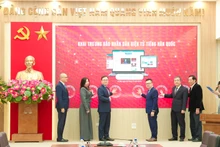 베트남과 한국 대표들이 인민일보(년전) 한국어 온라인판의 공식 개설을 알리는 버튼을 누르고 있다. (사진: TIEN DAT)