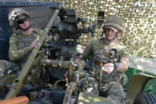 우크라이나 쿠피얀스크 지역에서 무기를 다루는 우크라이나 병사들. (사진: 신화통신)