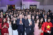 베트남 공산당 중앙위원회 또 럼 서기장과 알토대학교 일카 니에멜라 총장, 헬싱키에서 유학 중인 베트남 학생들(사진: VNA)