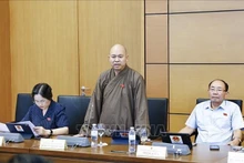 딘비엔성 국회의원인 틱득티엔 스님이 의견을 제시하고 있다. (사진: VNA)