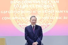 또 럼 베트남 공산당 서기장이 21일 헬싱키에서 북유럽 국가 주재 베트남 대사관 및 교민 대표들과의 회의에서 발언하고 있다. (사진: VNA)