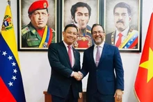 이반 힐 베네수엘라 외교장관이 부 쭝 미 베네수엘라 주재 베트남 대사를 따뜻하게 맞이하고 있다. (사진: 베네수엘라 주재 베트남 대사관 제공)