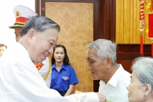 또럼 베트남 공산당 서기장이 9일 떠이닌에서 정책 수혜 가정과 혁혁한 혁명 공로자들에게 선물을 전달하고 있다. (사진: VNA)