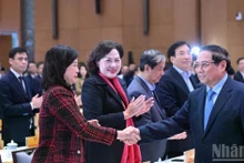 팜민찐 국무총리 겸 중앙 표창·포상위원회 위원장이 참석자들과 악수를 나누고 있다.