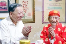 또럼 당 서기장이 원로 연구원 응우옌 딘 뚜씨와 담소를 나누고 있다. (사진: VNA)