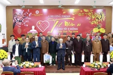 국회 상임부의장 도 반 치엔과 푸토성 당위원회 서기 팜 다이 즈엉이 다오 트루 코뮌의 영향력 있는 인사들에게 선물을 전달하고 있다.