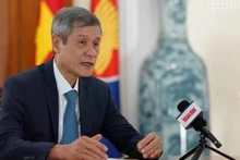 응우옌 민 부 캄보디아 주재 베트남 대사가 캄보디아에서 인민일보(Nhan Dan) 특파원과 대담하고 있다. (사진: 딘 쯔엉)