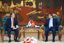 팜 민 찐 베트남 총리(오른쪽)와 베트남을 방문 중인 유라시아경제위원회(EEC) 바키트잔 사긴타예프 위원장이 2일 하노이에서 회담을 갖고 있다. (사진: VNA)