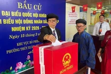 15일, 후에시에서 투표를 하는 고령 유권자들.