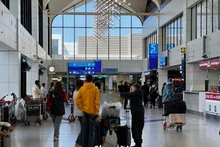 7일 아랍에미리트 두바이 국제공항에서 이동하는 승객들의 모습. (사진: 신화통신/베트남통신사)