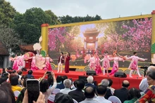 많은 작가와 예술가, 그리고 시를 사랑하는 이들이 모인 행사 현장.