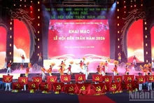 민족 문화적 정체성이 드러나는 쩐왕조 사원 축제의 개막 공연 