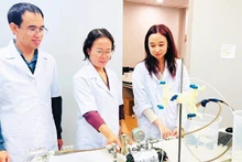  2025년 코발레프스카야 상을 수상하는 영예를 안은 쩐 티 비엣 응아(가운데) 하노이 건설대학교 환경공학부의 교수 겸 베트남-일본 첨단기술연구소 소장. 사진: 레 투이