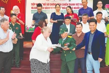 텍사스텍대학교 대표단이 참전 용사이자 부상 군인인 도쑤언투옌에게 서류를 전달하고 있다.