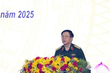 응우옌 쫑 응이아 장군이 자라이성 회의에서 발언하고 있다.