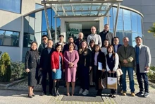 팜 티 투 흐엉 대사와 대사관 관계자들, 그리고 그리스 기업 대표들이 네트워킹 행사에 참석하고 있다. (사진: 주 그리스 베트남 대사관)