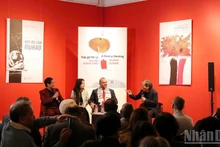 시인 응우옌 꽝 티에우와 무라드 사다니가 두 권의 책에 대해 시인 흐우 비엣의 진행으로 토론하고 있다. (사진: Khieu Minh)