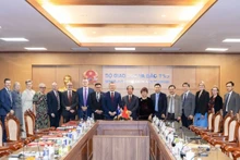 호주 주요 대학들과 베트남 교육훈련부 국제협력국이 고등교육기관의 교수진 및 관리자 역량 강화를 위한 89호 프로젝트 일환으로 연구협력협약 체결식에 참여하고 있다. (사진: 주베트남 호주대사관)