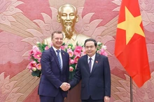 국회 의장 쩐 탄 먼(오른쪽)과 러시아 연방의회 상원 제1부의장 안드레이 블라디미로비치 야츠킨이 2일 하노이에서 만났다. (사진: VNA)