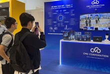 젊은이들이 2025 국가 혁신 페스티벌에서 기술 제품을 관람하고 체험하고 있다. (사진: 하린)