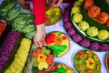 2025년 하노이 떠이호구에서 열린 전통 푸트엉 찹쌀밥 축제에서 전시된 쏘이 요리들. (사진: 탄닷)