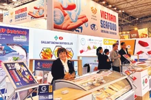 베트남 수산물이 스페인에서 열린 시푸드 엑스포 글로벌(Seafood Expo Global)에서 선보이고 있다. (사진: 탄 마이)