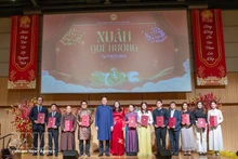 팜꽝히에우 주일 베트남 대사는 2025년 지역사회 활동에 크게 기여한 단체들을 치하했다. (사진: VNA)