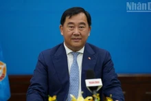 캄보디아에 주재한 인민일보 특파원과 인터뷰를 하고 있는 CPP 대외관계위원회 대변인이자 제1부위원장인 소우스 야라. (사진: 딘 쯔엉)