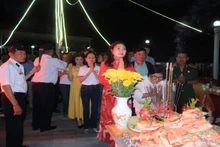 쯔엉사 참전용사들과 지역 주민들이 영웅적인 순국선열을 추모하는 향을 올리고 있다. (사진: 퐁 응우옌)