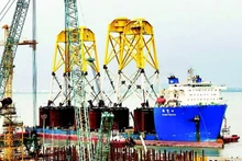 붕따우에 위치한 PTSC 항구에서 해상 풍력 발전기 기초 구조물이 제작되고 있다. (사진: 호앙 안)