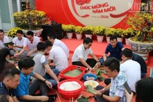 베텔 군사산업통신그룹(Viettel) 산하 메트폰(Metfone)의 베트남 및 캄보디아 직원들이 설(Tet) 명절을 맞아 함께 반쯩(Chung) 떡을 싸는 행사에 참여하고 있다. (사진: HUY VU)