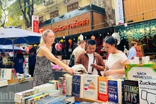 2026년 설날 여섯째 날, 호찌민시 북스트리트를 방문한 외국인 관광객들. (사진: 린 바오)