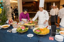 기자회견 후 요리를 체험하는 참석자들.