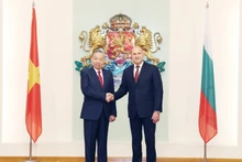 또 람 베트남 공산당 서기장(왼쪽)과 루멘 라데프 불가리아 대통령이 23일 소피아 대통령궁에서 만났다. (사진: VNA)