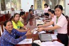 베트남 사회정책은행(VBSP) 떠이닌 지점이 지역 주민들의 생산 개발을 위해 정책성 신용 대출을 지원하고 있다. (사진: VBSP)