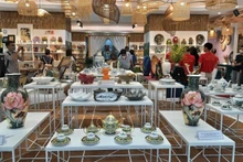 호찌민시 투자무역진흥센터(ITPC) 쇼룸에서 호찌민시 기업들이 자사 제품을 선보이고 있다.