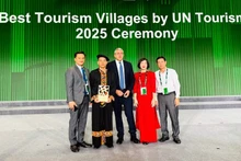 뚜옌꽝성 문화체육관광국 대표들과 룽꾸 꼬무네 로로짜이 마을 주민들이 '2025 세계 최고의 관광 마을' 타이틀을 자랑스럽게 수상했다.