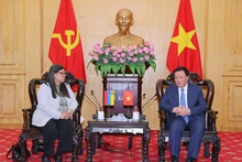 호치민 국가정치학원(HCMA) 원장이자 중앙이론위원회 위원장인 응우옌 쑤언 탕 교수는 10월 23일 하노이에서 타티아나 푸 모레노 베네수엘라 외교부 아시아·중동·오세아니아 담당 차관과 회동했다. (사진: VNA)