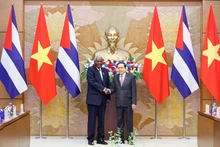 쿠바 인민권력국가회의 의장이자 국가평의회 의장인 에스테반 라소 에르난데스(왼쪽)와 베트남 국회 쩐 타인 먼(Tran Thanh Man) 의장. (사진: VNA)