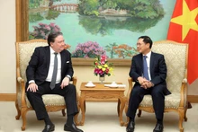 부이 탄 손 부총리(오른쪽)가 23일 하노이에서 마크 E. 크나퍼 주베트남 미국대사를 접견하고 있다. (사진: VNA)