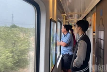 승객들이 객차 창문을 통해 펼쳐지는 풍경을 감상하고 있다.