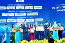 T20–Quyet Thang 회사는 ‘전설적인 쯩선 트레일 – 지휘 동굴’ 체험으로 창의적 관광 상품 부문에서 표창을 받았다.