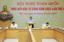 팜 민 찐 베트남 총리가 18일 2025년 공공 투자 촉진을 위한 전국 회의를 주재하고 있다. (사진: VNA)