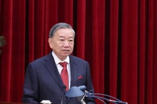  제13기 당 중앙위원회 제13차 전체회의에서 개회 연설을 하는 또 럼 당 서기장. (사진: VNA)