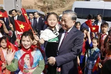 시파핀면 남찜1 마을에 위치한 시파핀 기숙 초·중등학교에서 학생들과 함께 한 또럼 당 서기장. (사진: VNA)